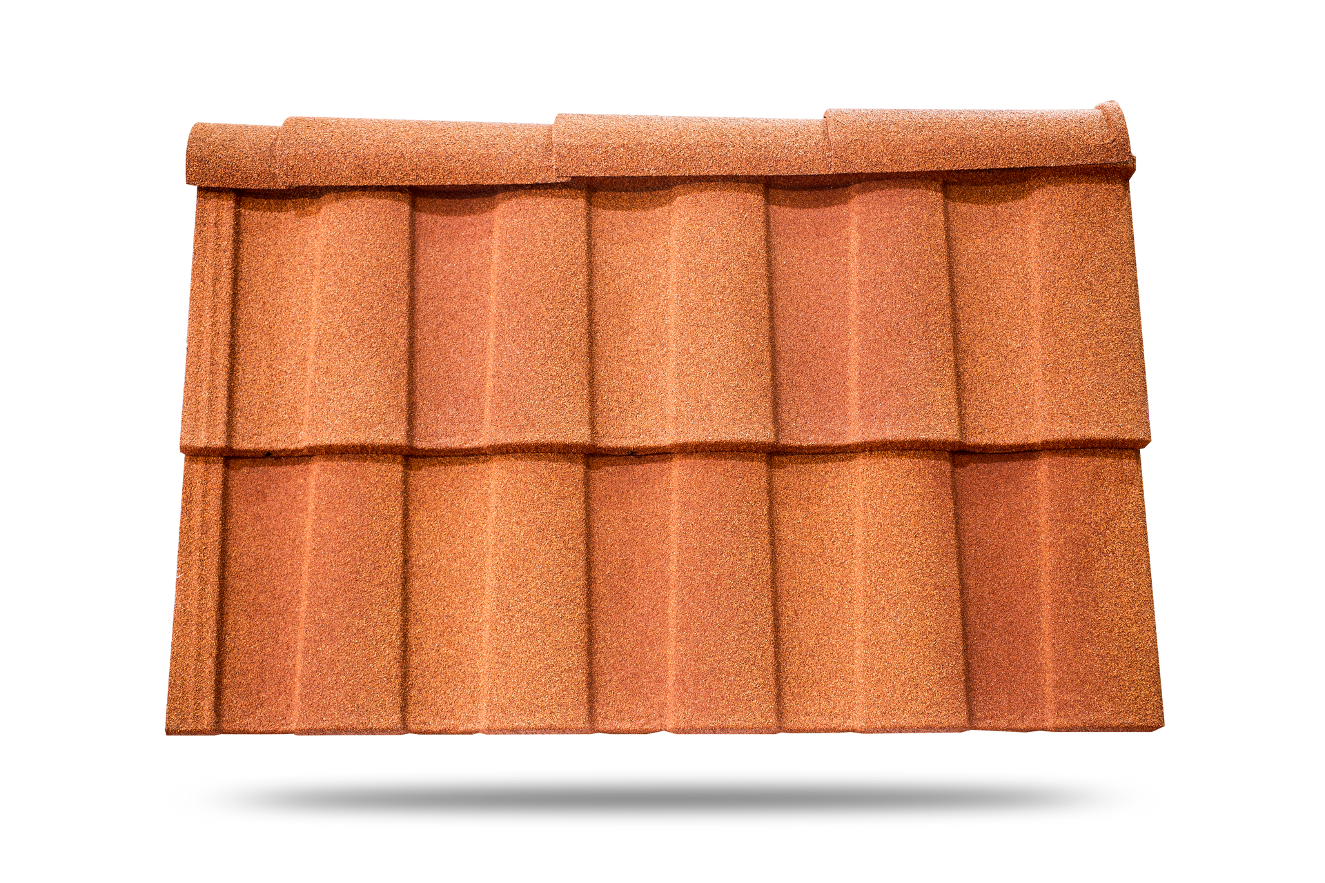 Tuiles de toit en terre cuite orange avec une rangée de faîtières, isolées sur fond blanc