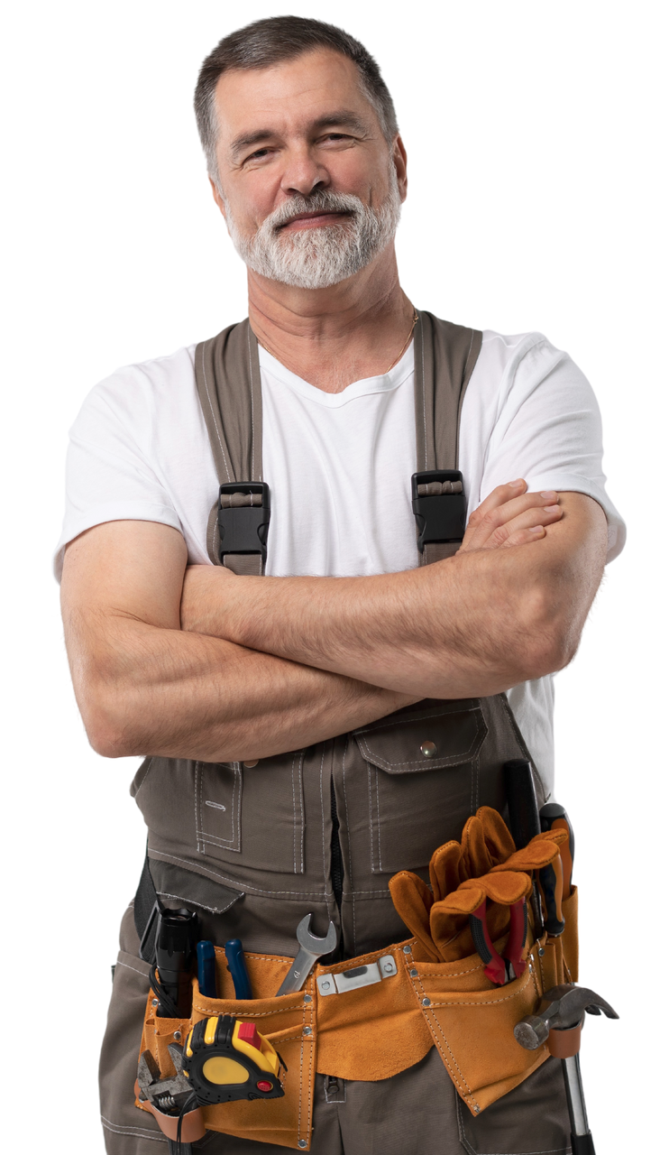 Charpentier en chemise grise et salopette, bras croisés, avec une ceinture à outils sur fond blanc