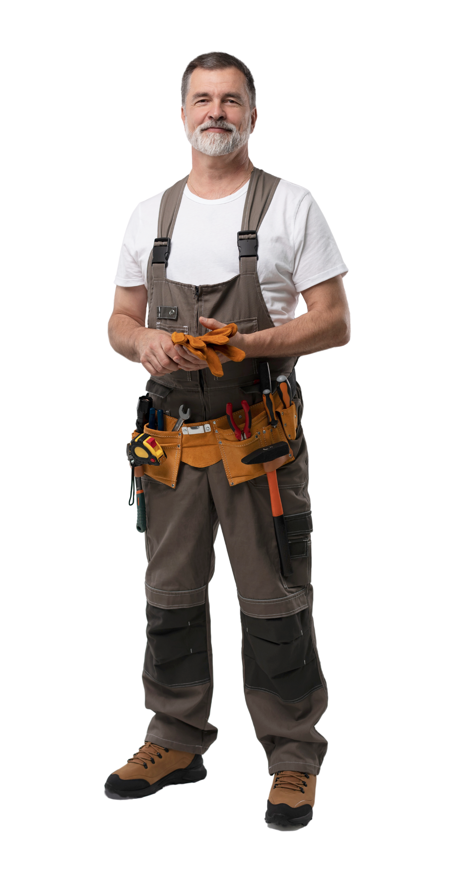 Vue en pied d'un homme à tout faire souriant, en tenue de travail, tenant des outils sur fond blanc