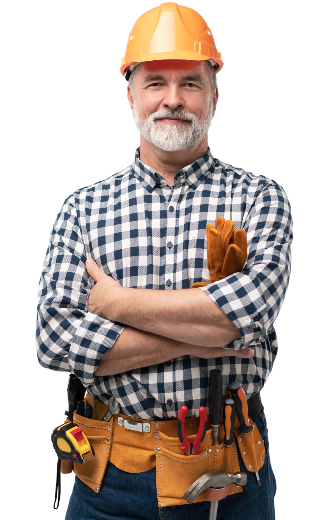 Ouvrier du bâtiment souriant, portant un casque orange, une chemise à carreaux et une ceinture à outils, debout les bras croisés.