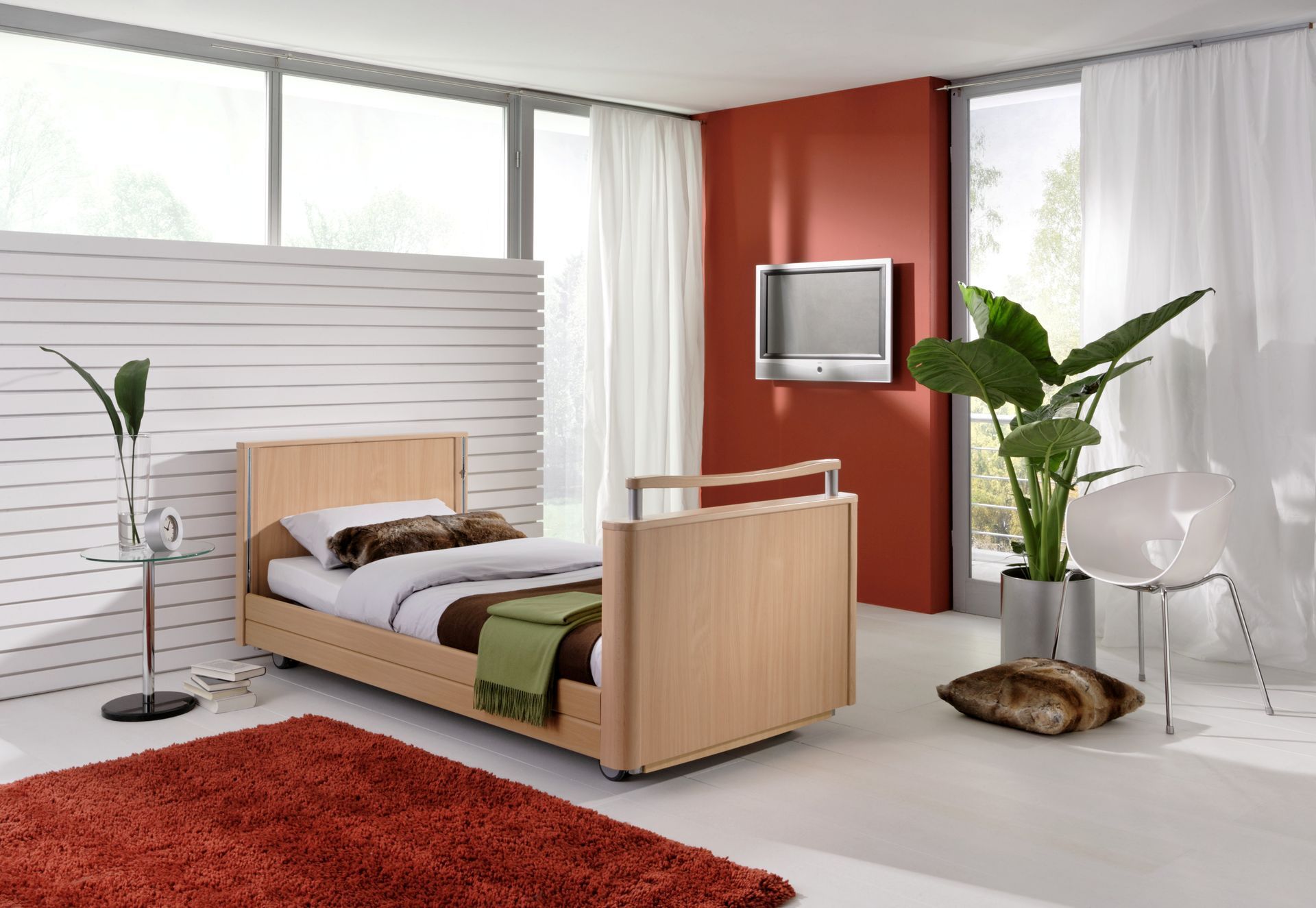 Ein Schlafzimmer mit einem Bett und einem Fernseher an der Wand