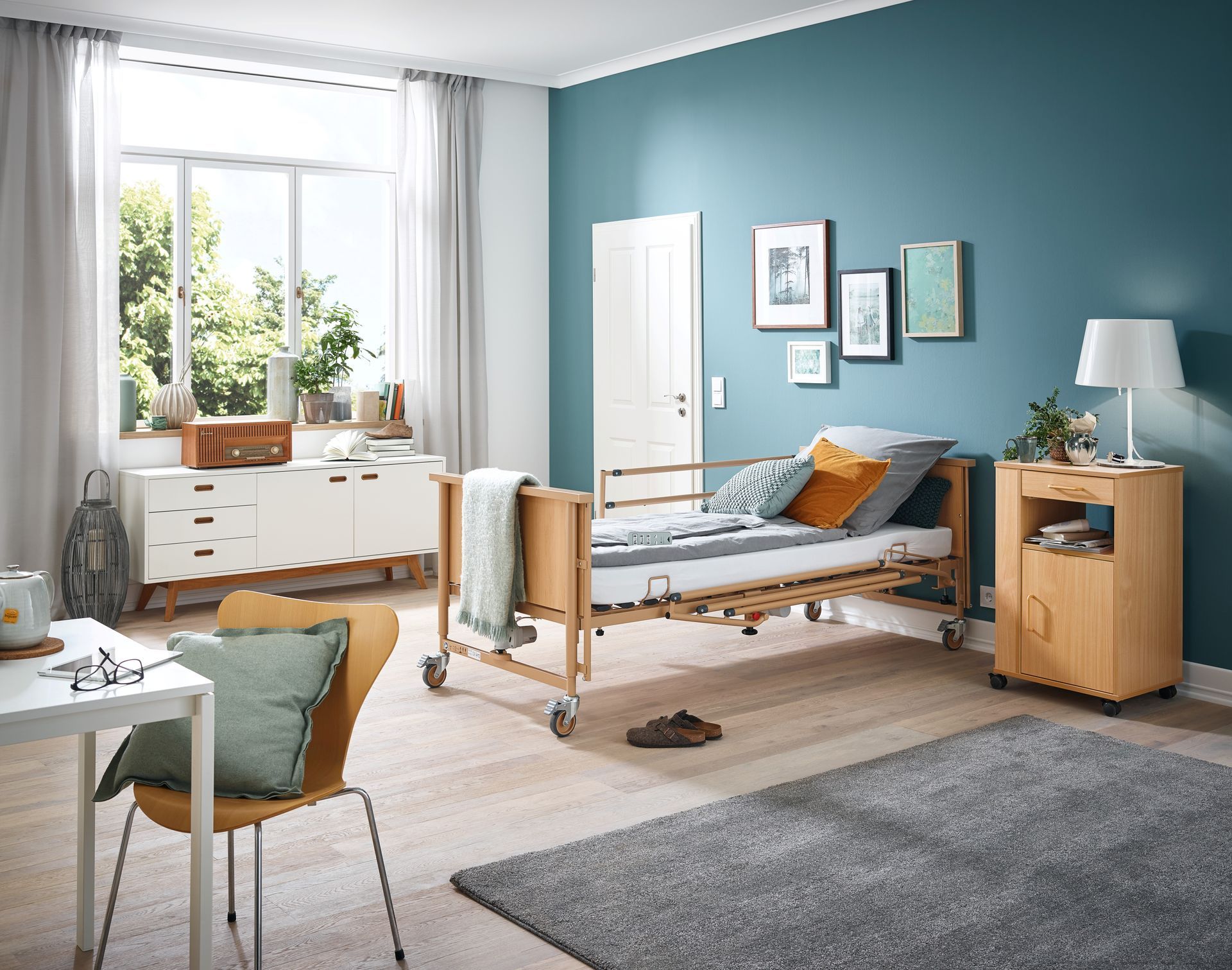 In der Mitte des Zimmers steht ein Krankenhausbett.