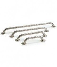 Ein Satz von vier Edelstahlhandläufen in verschiedenen Größen auf weißem Hintergrund.