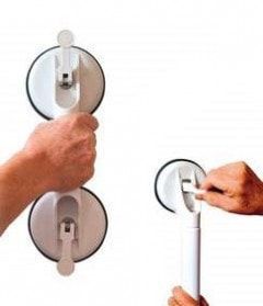 Eine Person hält einen Saugnapf an einer Stange.