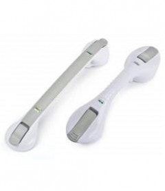 Ein Paar weiße Griffe mit Saugnäpfen auf weißem Hintergrund.