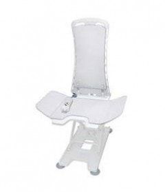 Ein weißer Badewannenlift mit Fernbedienung auf weißem Hintergrund.