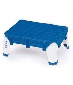 Ein blau-weißer Tritthocker aus Kunststoff auf weißem Hintergrund.