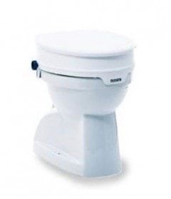 Eine weiße Toilette mit erhöhtem Sitz auf weißem Hintergrund.