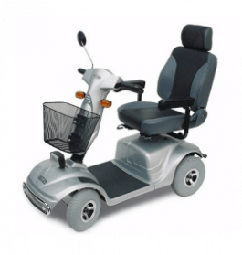 Ein silberner Elektromobil mit einem Korb auf der Vorderseite