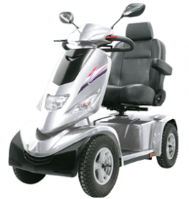 Ein silberner Roller mit schwarzem Sitz auf weißem Hintergrund