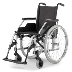 Ein schwarzer und silberner Rollstuhl auf weißem Hintergrund