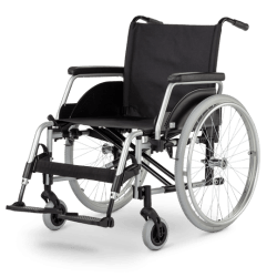 Ein schwarzer Rollstuhl mit weißen Rädern auf weißem Hintergrund