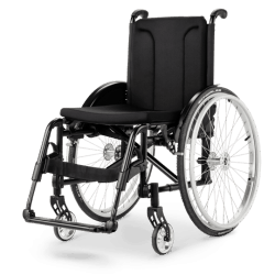 Ein schwarzer Rollstuhl mit weißen Rädern auf weißem Hintergrund