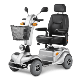 Ein silberner Elektromobil mit einem Korb auf der Vorderseite