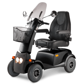 Ein schwarzer Roller mit Korb und Windschutzscheibe