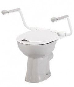 Eine Toilette mit erhöhtem Sitz und Armlehnen auf weißem Hintergrund.