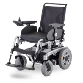 Ein schwarzer Elektrorollstuhl steht auf einem weißen Hintergrund.