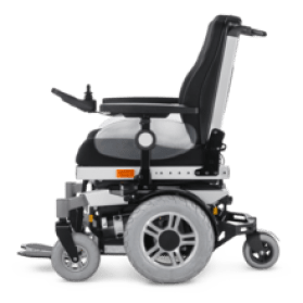 Ein schwarz-weißer Elektrorollstuhl auf weißem Hintergrund