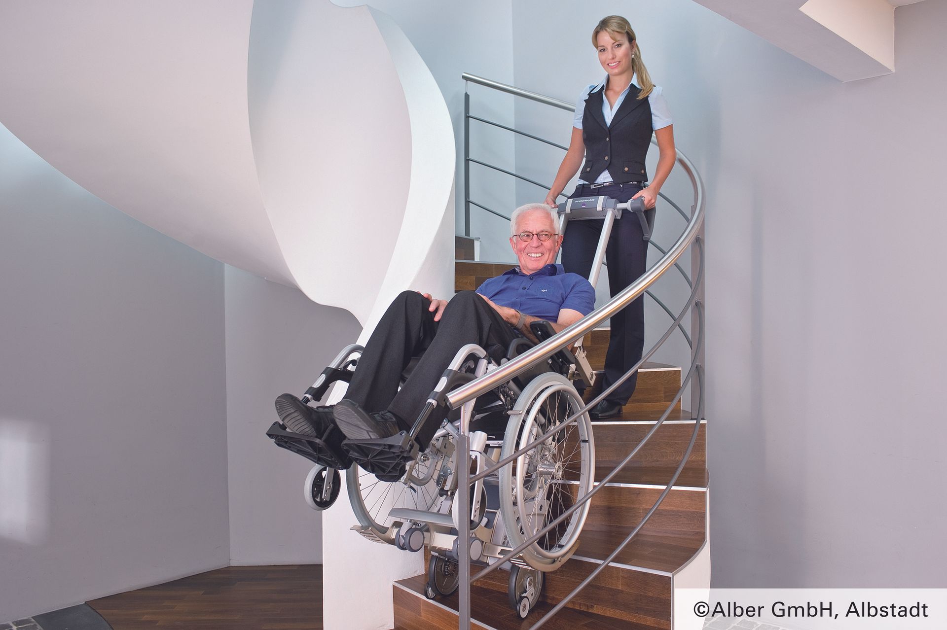 Rollstuhl auf der Treppe