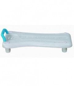 Eine weiße Badewannenbank mit blauem Griff auf weißem Hintergrund.