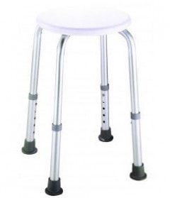 Ein weißer Hocker mit drei Beinen und einer weißen Sitzfläche auf weißem Hintergrund.