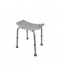 Ein grauer Badehocker mit Metallrahmen auf weißem Hintergrund.