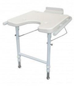 Ein weißer Hocker mit Metallrahmen und weißer Sitzfläche auf weißem Hintergrund.