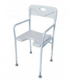 Ein weißer Duschstuhl mit weißer Sitzfläche und Armlehnen auf weißem Hintergrund.