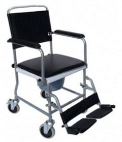 Ein schwarzer Toilettenstuhl mit Rollen auf weißem Hintergrund