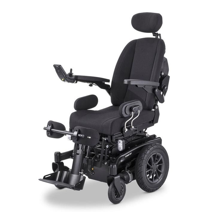 Ein schwarzer Elektrorollstuhl mit Kopfstütze auf weißem Hintergrund.