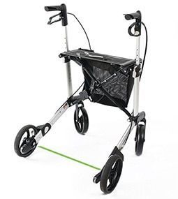 Ein Rollator mit Rädern und einem Korb auf weißem Hintergrund.