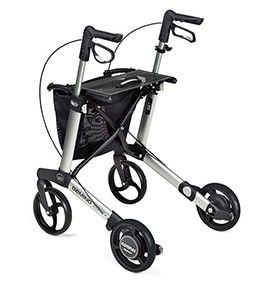 Ein Rollator mit Rädern und einem Korb auf weißem Hintergrund.