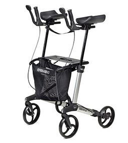 Ein schwarz-silberner Rollator mit einem Korb auf weißem Hintergrund.