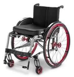 Ein schwarz-roter Rollstuhl mit roten Rädern auf weißem Hintergrund.