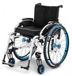 Ein schwarz-weißer Rollstuhl mit blauen Rädern auf weißem Hintergrund.