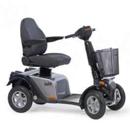 Auf einem weißen Hintergrund steht ein Elektromobil mit einem Korb an der Vorderseite.