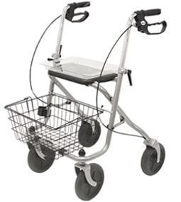 Ein Rollator mit einem daran befestigten Korb auf einem weißen Hintergrund.