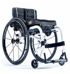 Ein schwarz-weißer Rollstuhl steht auf einer weißen Fläche.