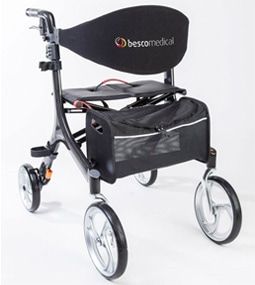 Ein schwarzer Rollator mit einer daran befestigten Tasche auf weißem Hintergrund.