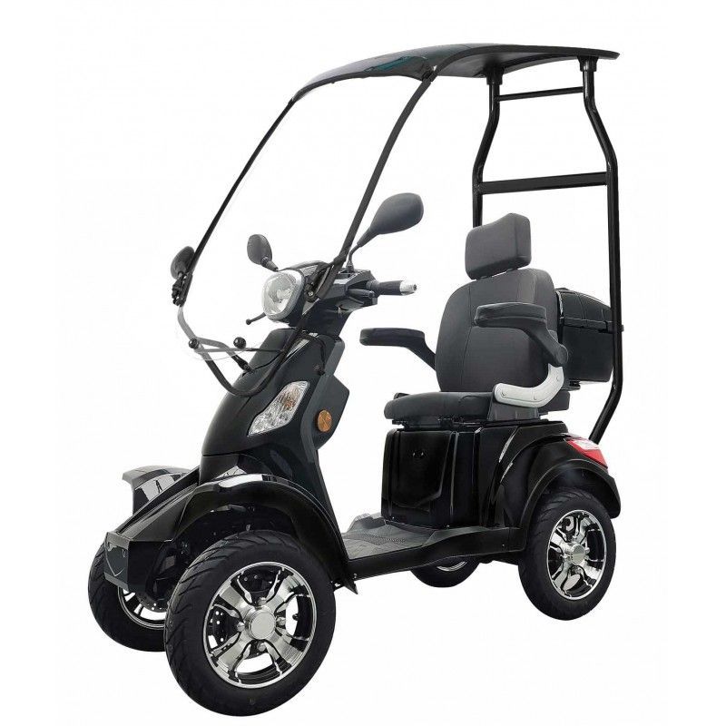 Ein schwarzer Motorroller mit einem Verdeck auf weißem Hintergrund.