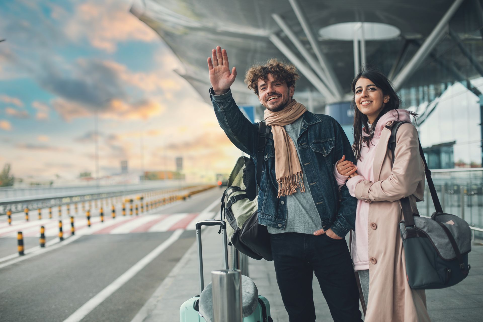 Un couple hèle un taxi à l'aéroport