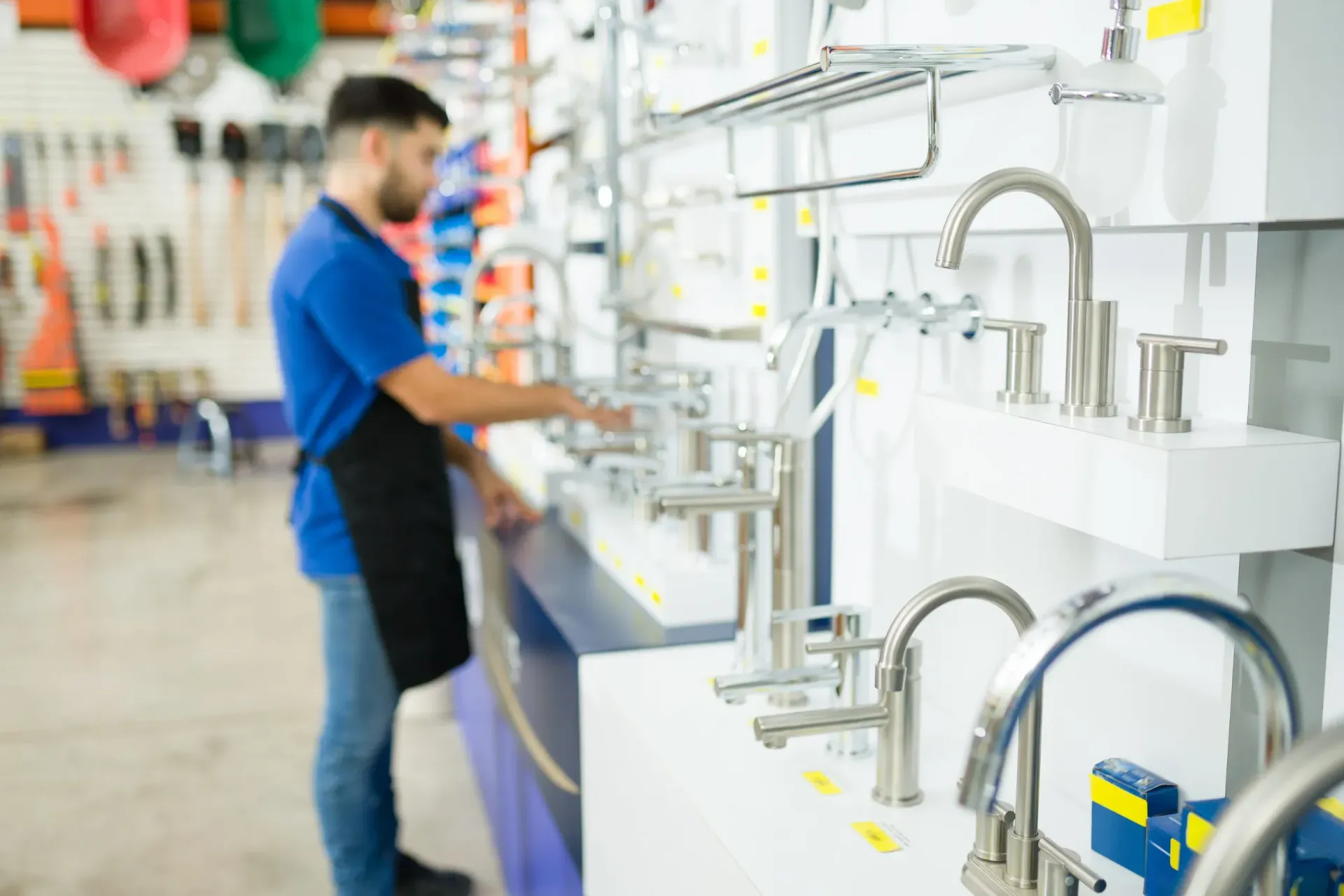 Icono de marcador de posición gris claro con un sol y montañas sobre fondo blanco