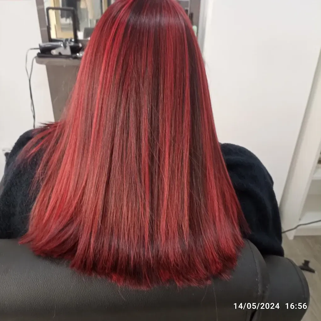 Cabello con reflejos rojos, largo y liso, en un salón.