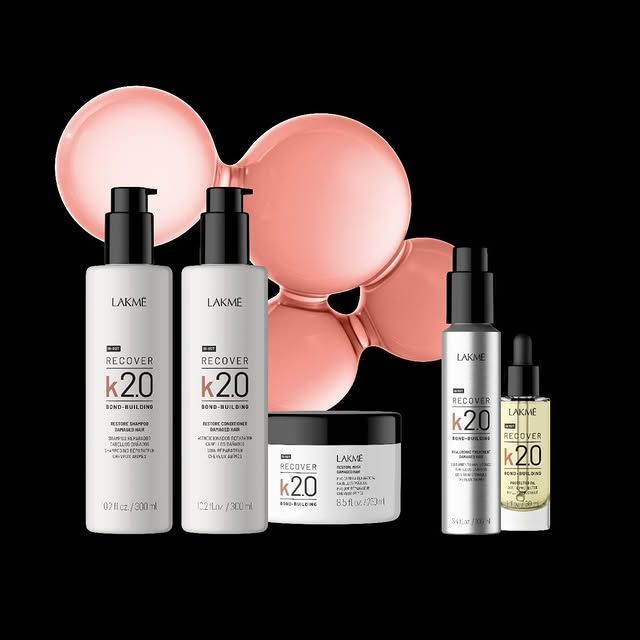 Conjunto de productos para el cabello con detalles en rosa sobre fondo negro.