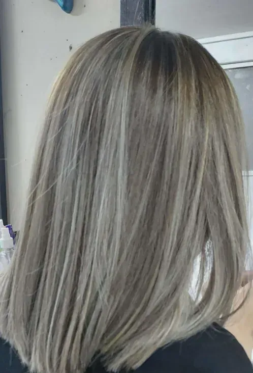 Cabello rubio de longitud media con reflejos.