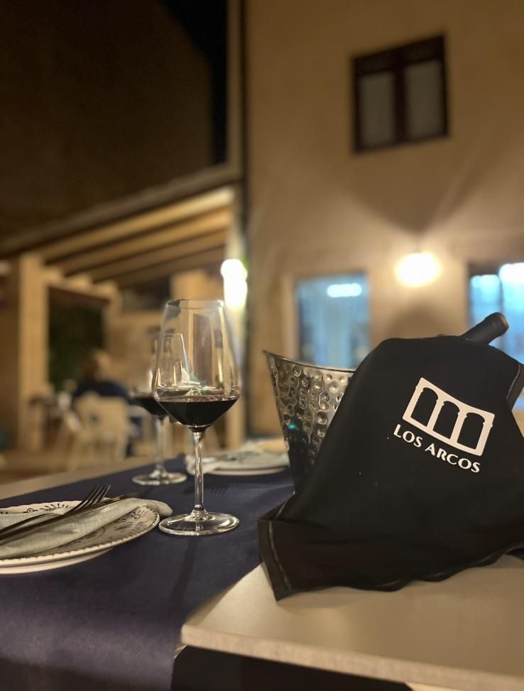 Un plato azul cubierto con conchas y frijoles sobre una mesa.