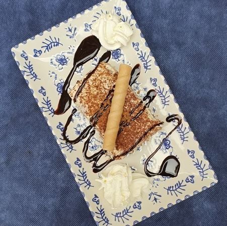 Dos cuencos blancos llenos de salsa negra y cebollas verdes.