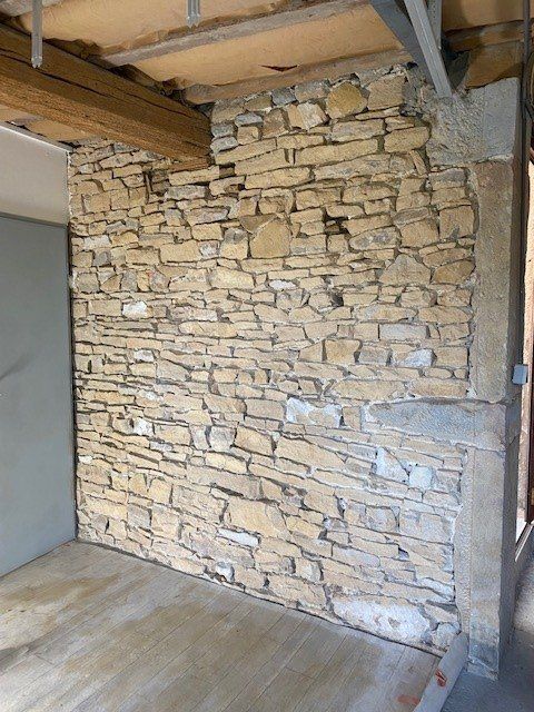 Jointage de pierre sur mur intérieur avant
