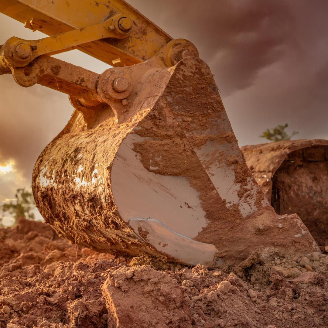 Una cocina en construcción con gabinetes azules y una gran isla.