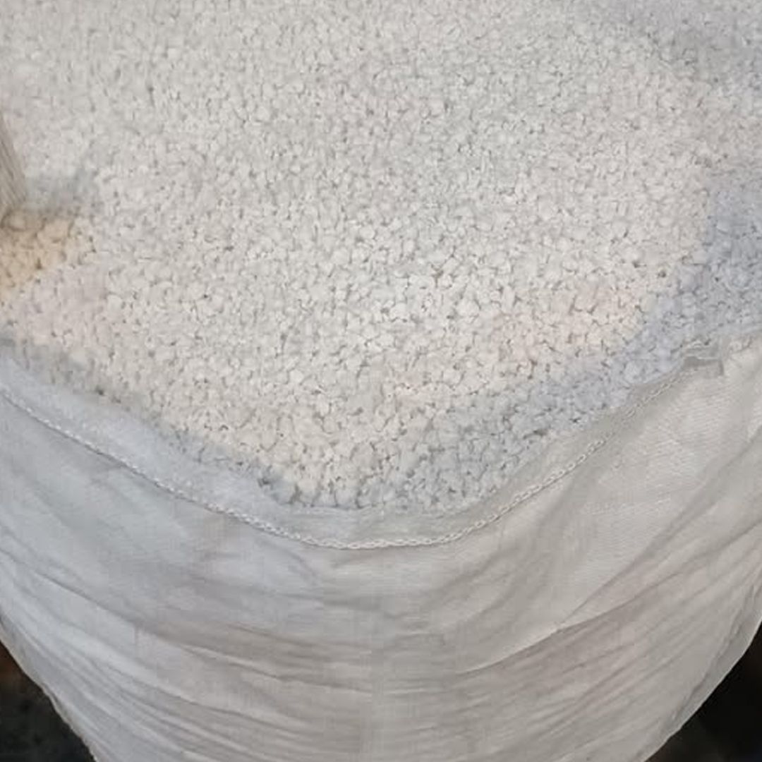 Una bolsa de arroz blanco está encima de una mesa.